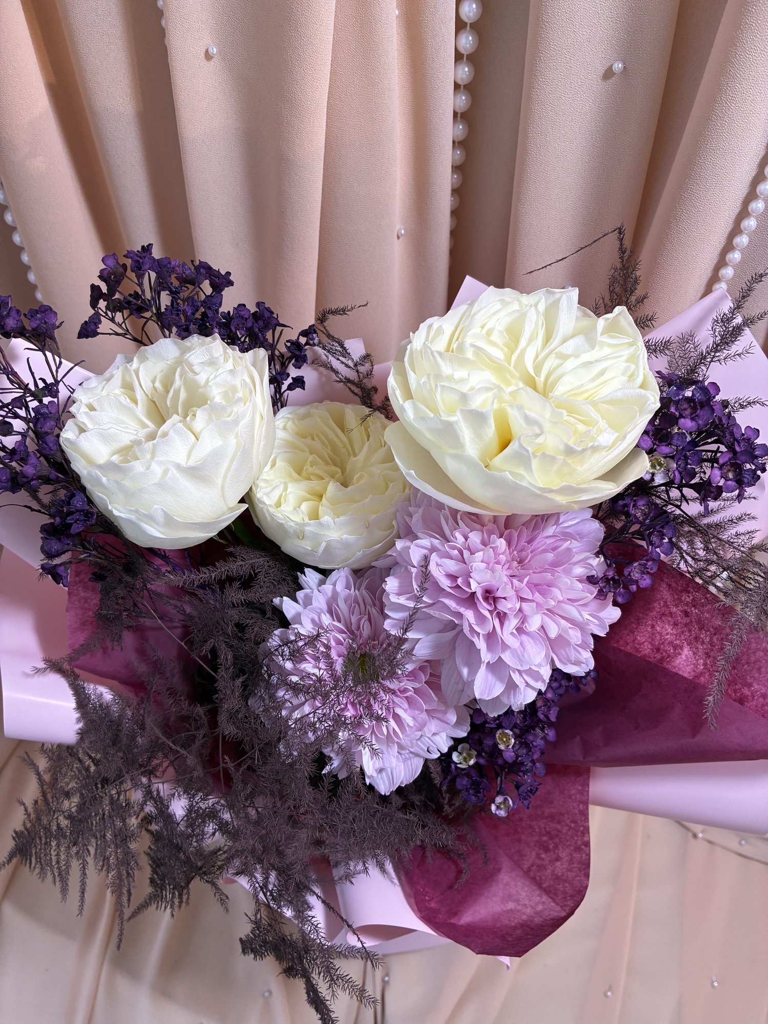 Plum Éther – Buchet cu Trandafiri Garden Albi, Crizanteme VIP Roz și Waxflower Mov - Imagine 2
