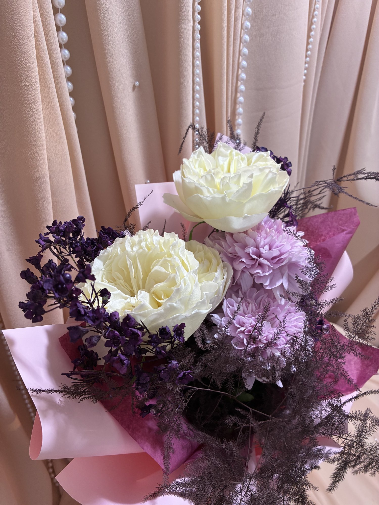 Plum Éther – Buchet cu Trandafiri Garden Albi, Crizanteme VIP Roz și Waxflower Mov - Imagine 3