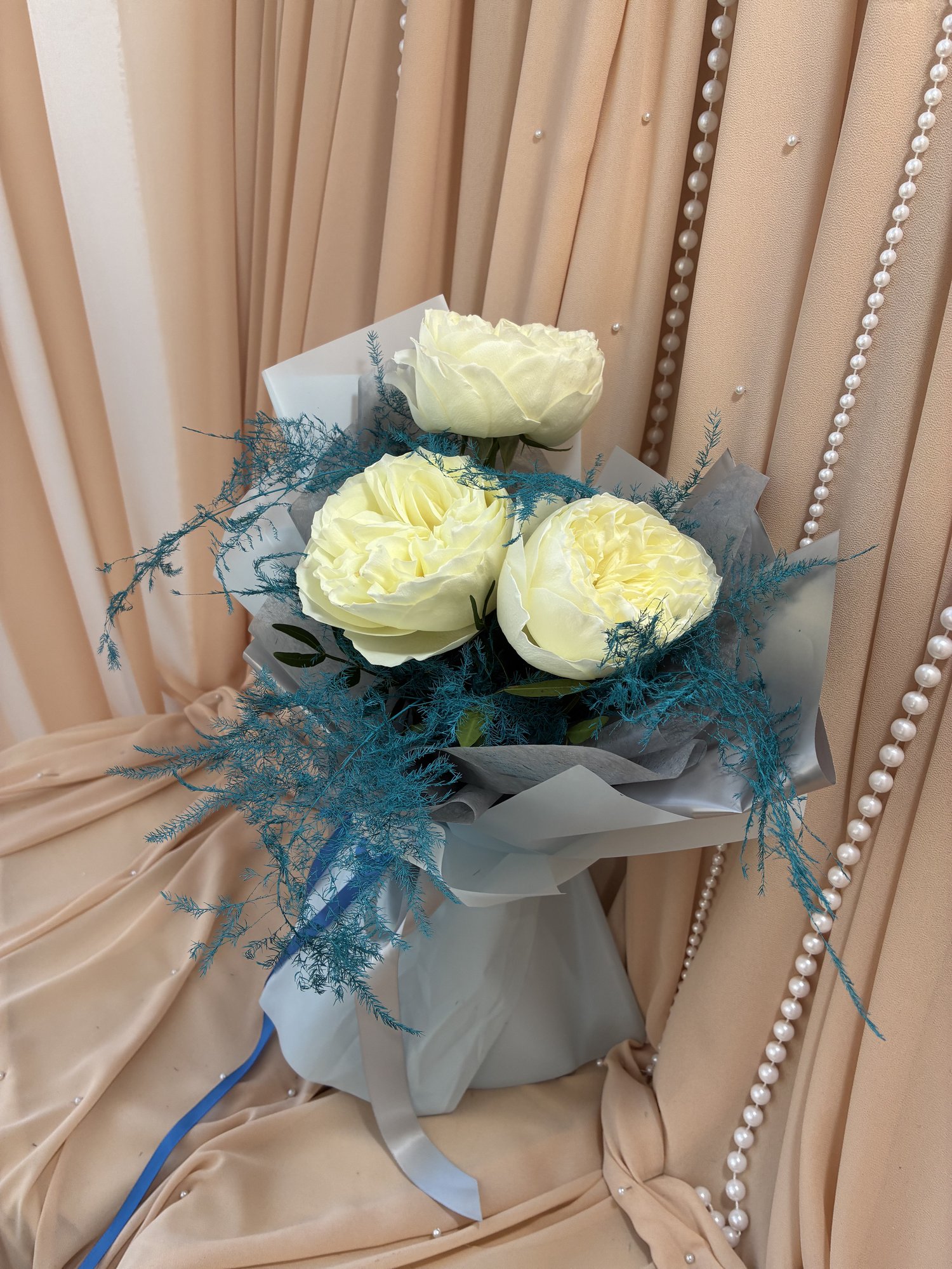 Arctic Porcelain – Buchet cu Trandafiri Garden Albi și Asparagus Turcoaz - Imagine 2