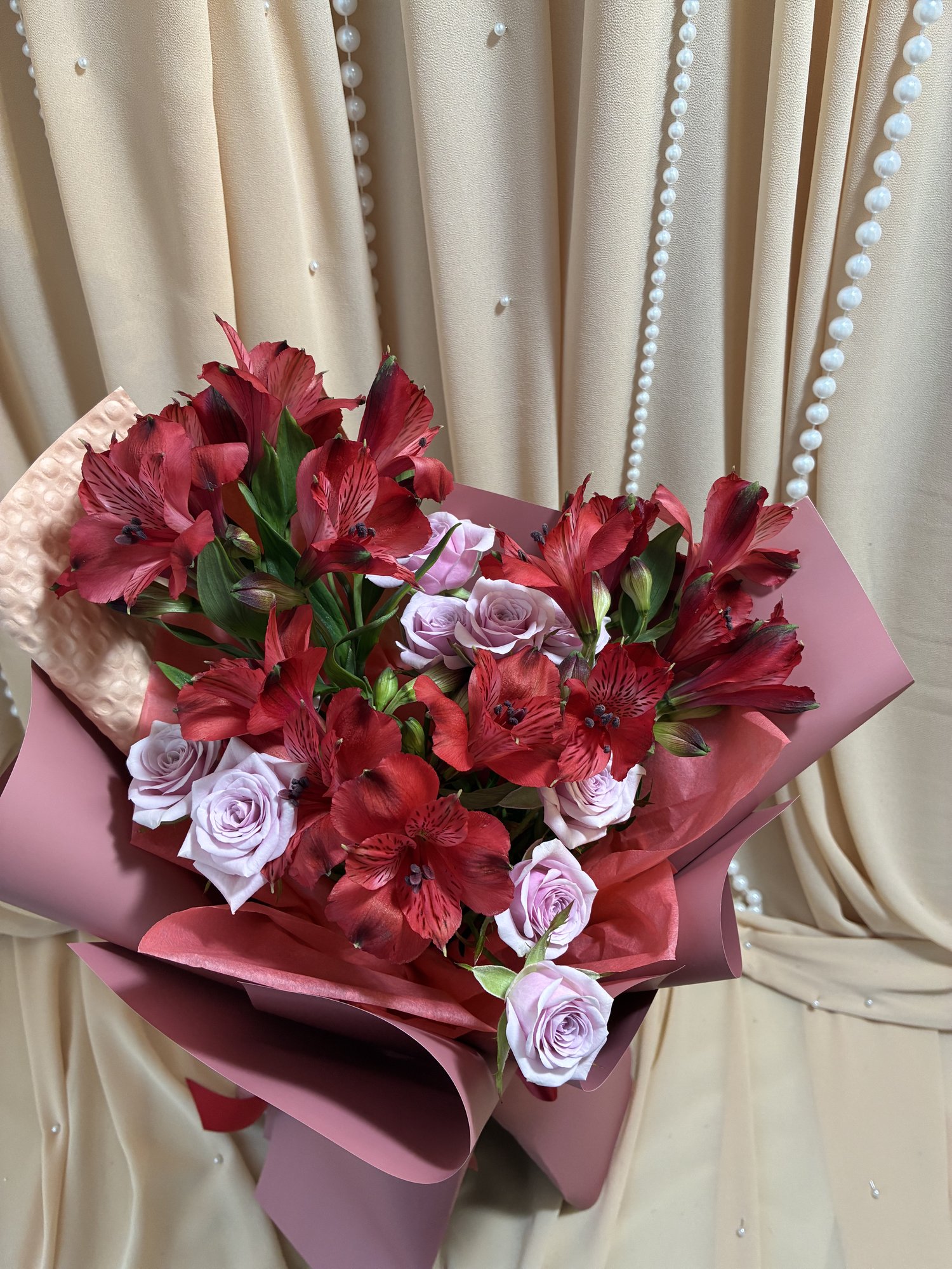 Garnet Rosé – Buchet cu Alstroemeria Roșie și Miniroze Roz-Lavandă - Imagine 2