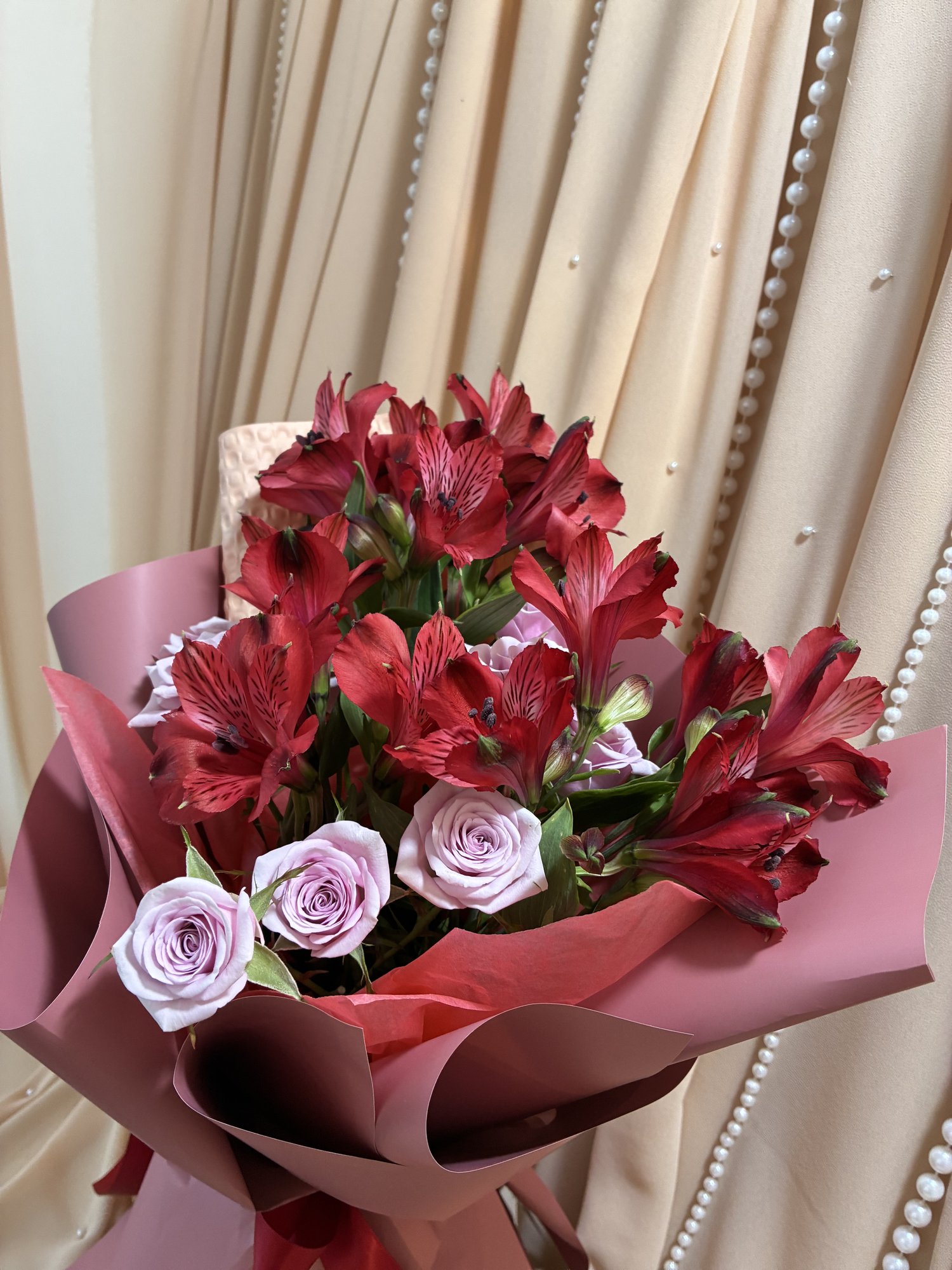 Garnet Rosé – Buchet cu Alstroemeria Roșie și Miniroze Roz-Lavandă - Imagine 3
