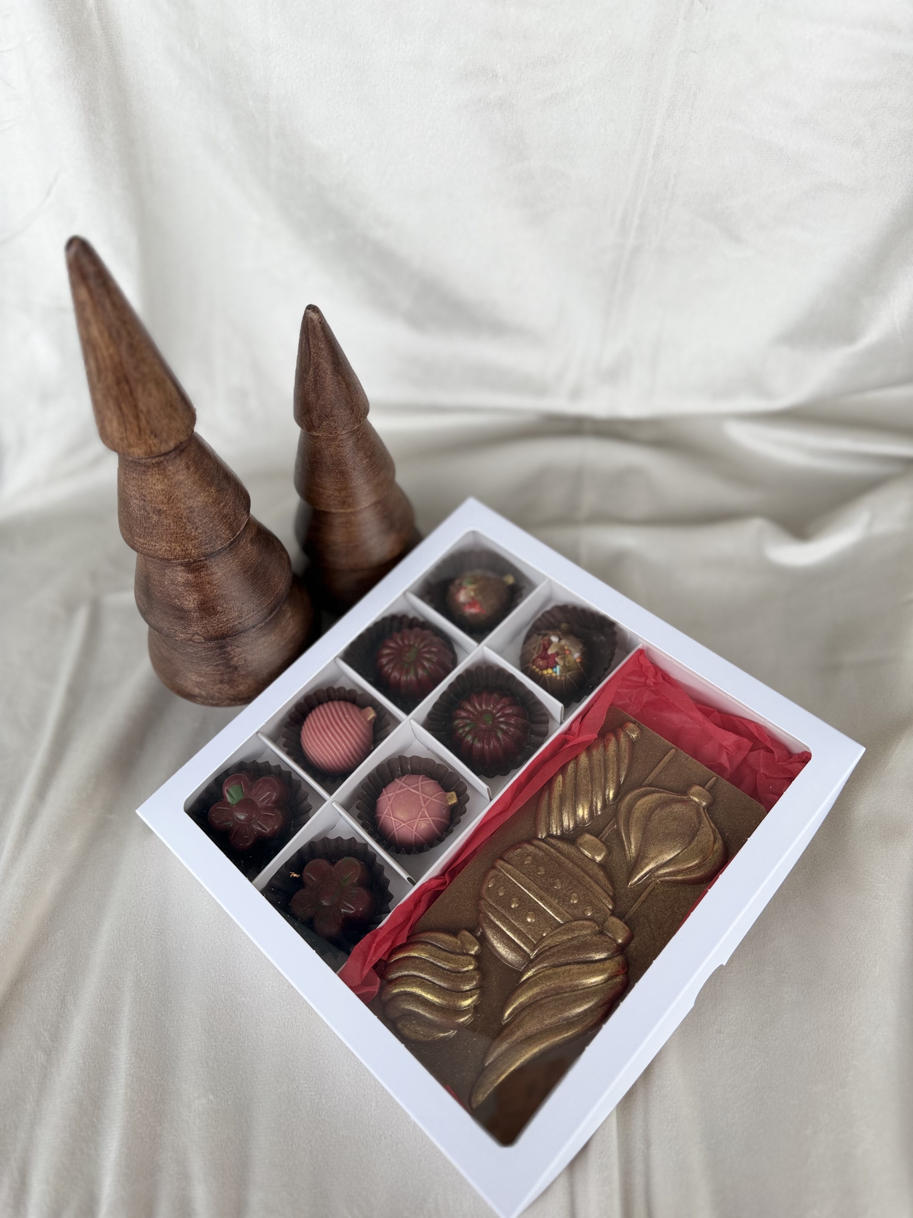 Cocoa Elegance Couture – Cutia cu Ciocolată & Praline Artizanale