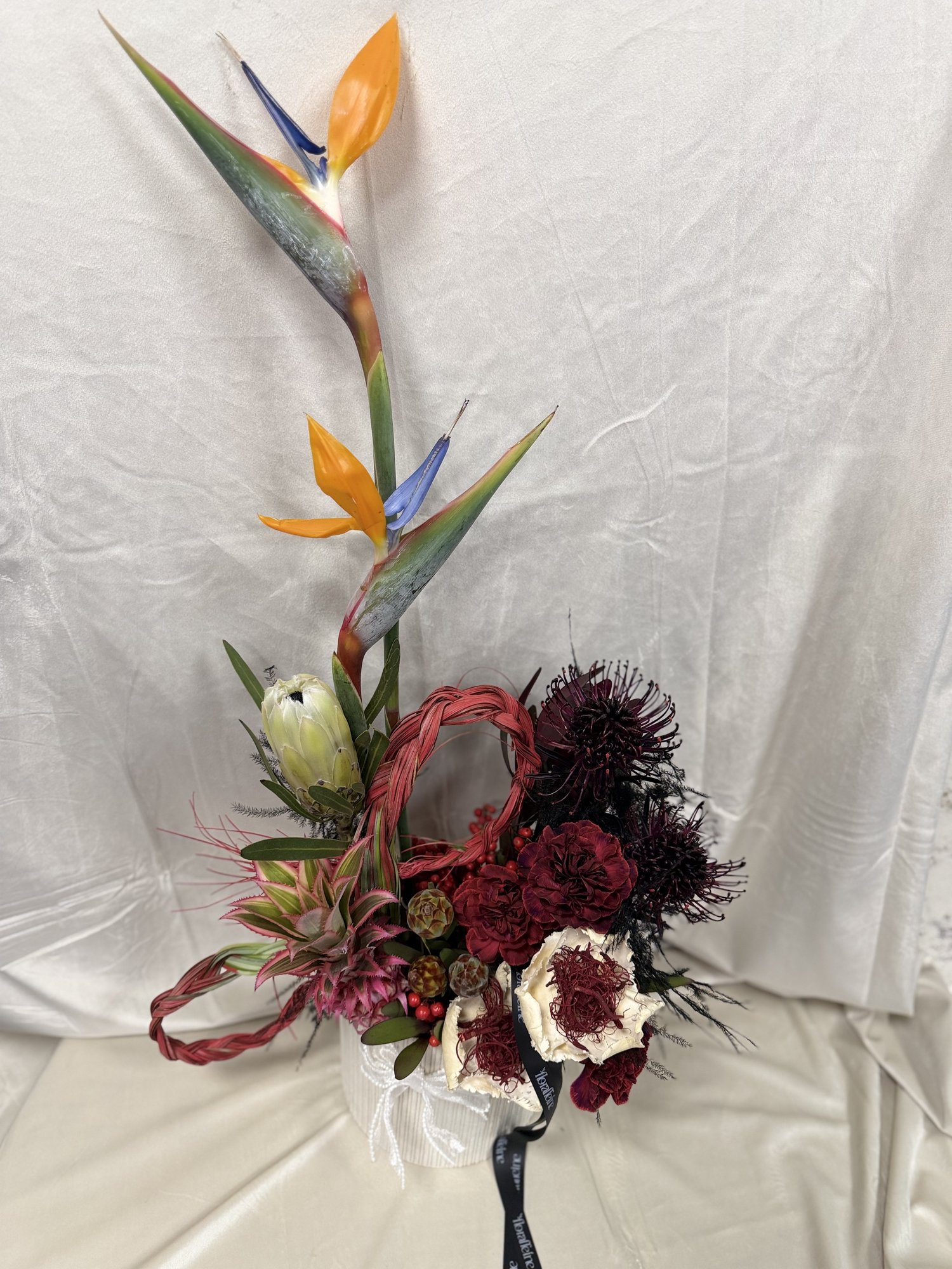 Crimson Tropic Couture — Armonie exotica in tonuri profunde