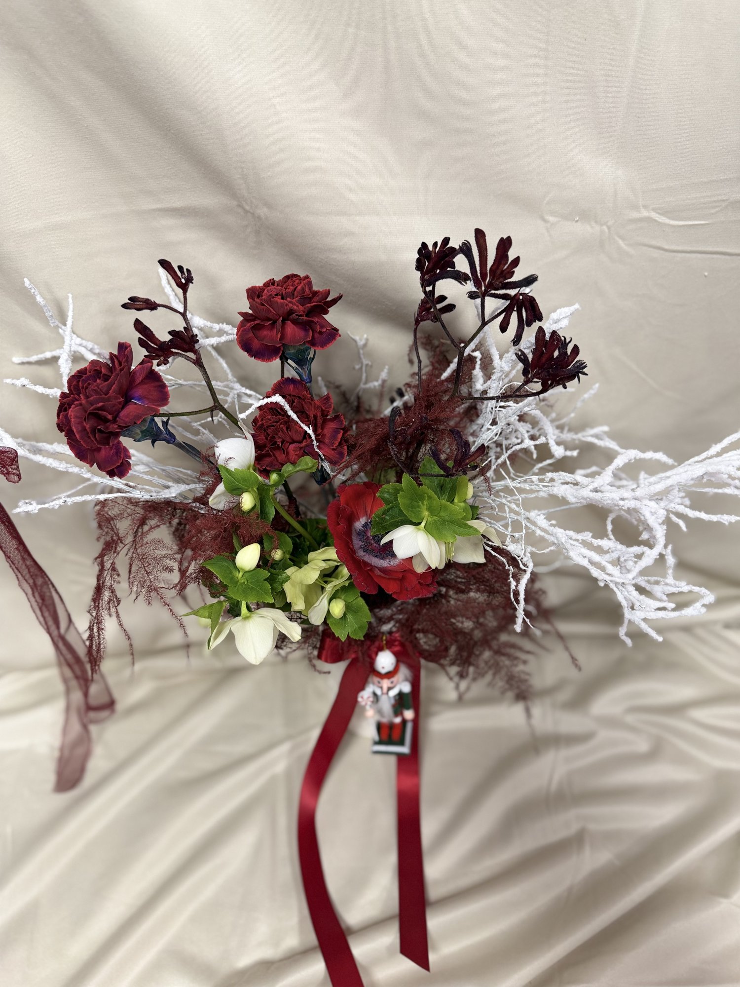 Burgundy Snow Ritual — Eleganta de iarna in contrast delicat