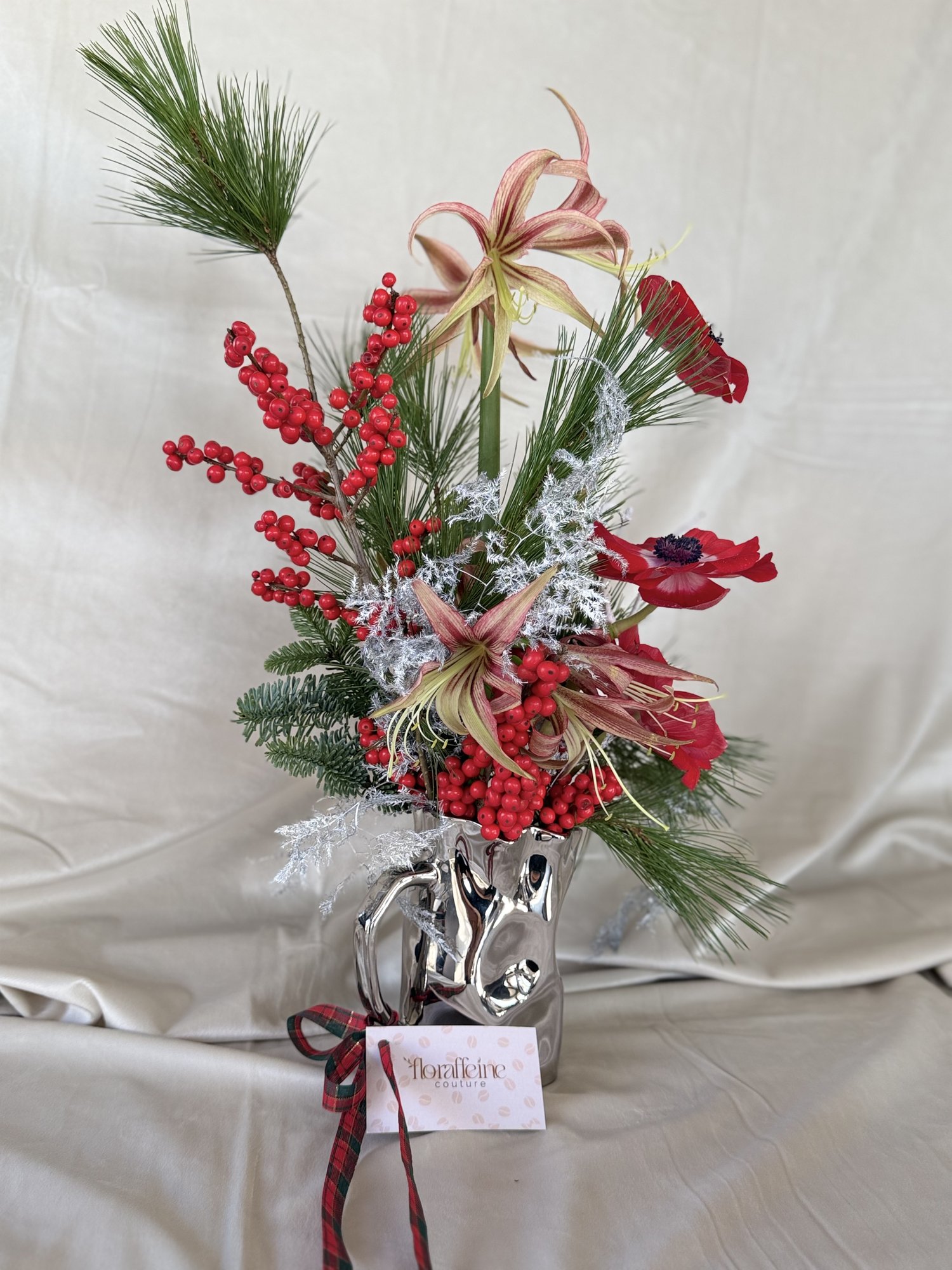 Scarlet Winter Muse — Couture de iarna cu accente vibrante