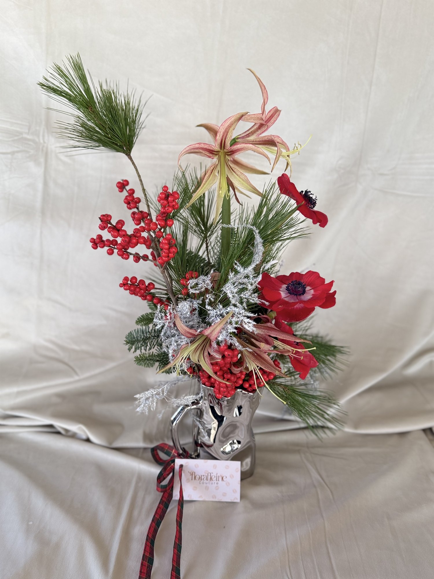 Scarlet Winter Muse — Couture de iarna cu accente vibrante - Imagine 3